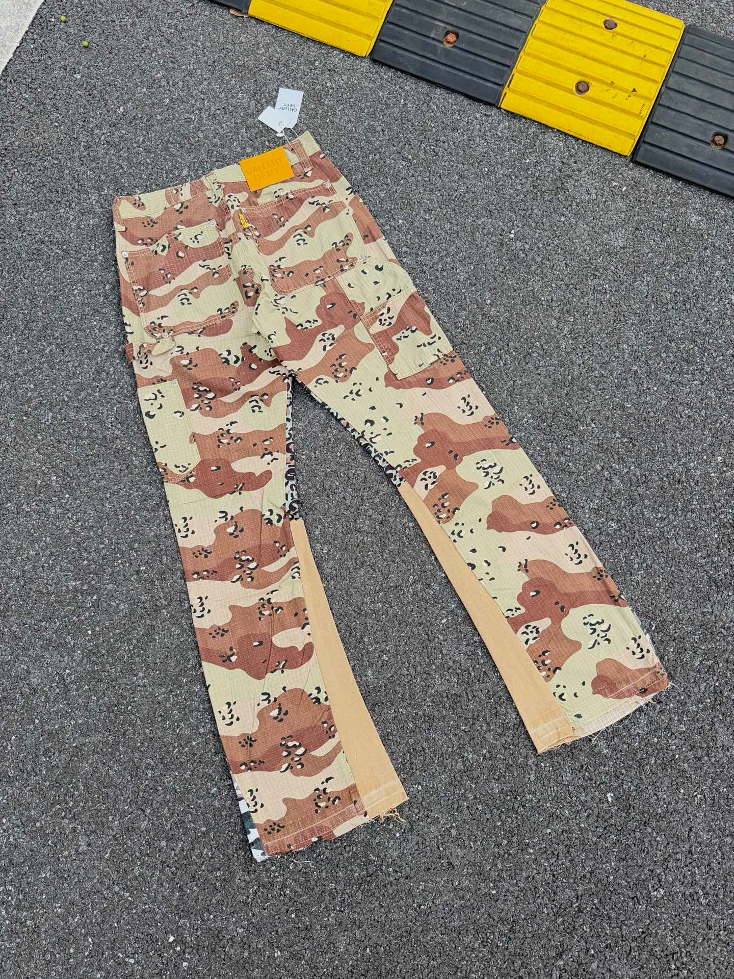 P250💰GA04 GALLERY DEPT. Desert camouflage spliced ​​overalls American high street loose multi-pocket micro-flare casual trousers Code number: 28 30 32 34 36